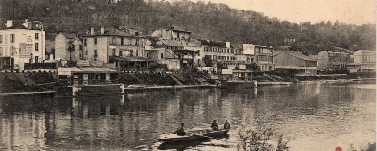 Carte postale ancienne : maisons au bord de la Seine, au pied d'un coteau boisé ; une barque sur le fleuve.