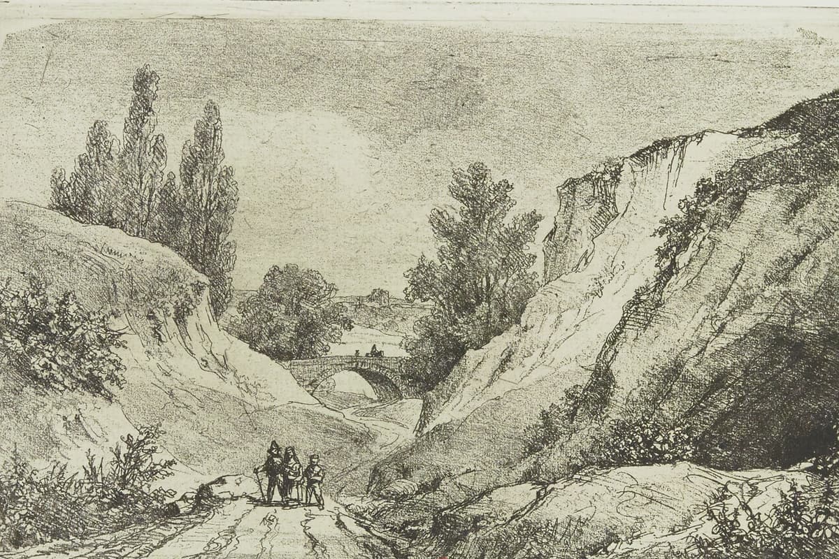 Gravure ancienne : un chemin creux entre deux pentes de roche blanche, trois promeneurs, un pont de pierre au fond.